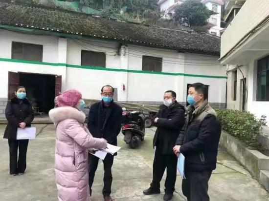 (2月13日,保靖县驻企业防疫联络员与锦湘米业等单位对接工作。来源:保靖党建微信公号)