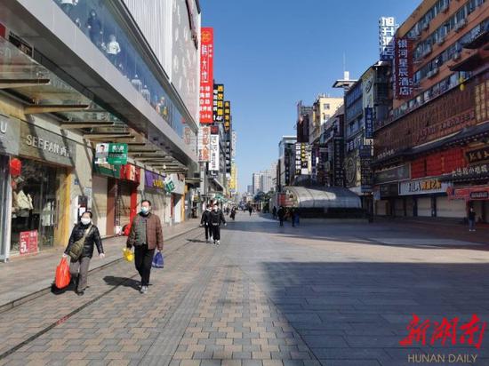 (2月17日上午的黄兴路步行街)