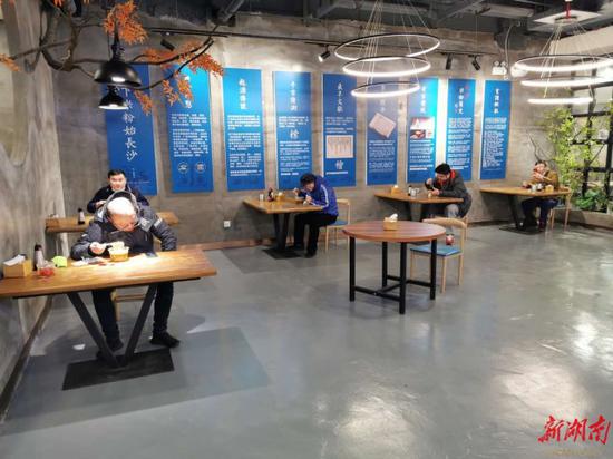 (长沙易裕和粉店一人一桌一椅就餐)