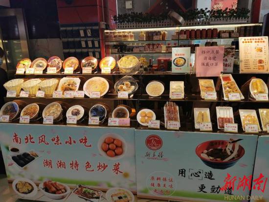 (新华楼坡子街店内丰富的美食)