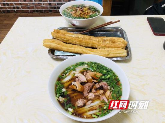 鲜美的汤头,配上嫩滑的肉丝,再来两根油条,这就是唤醒长沙人民的简单幸福。
