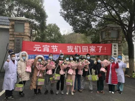 元宵节那天,有一批患者治愈出院。