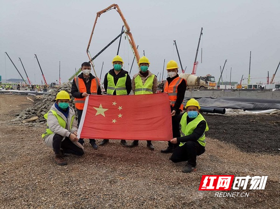 尹福3.jpg 尹福与援建团队在雷神山医院工地。