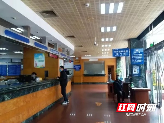 办理业务时保持安全距离。