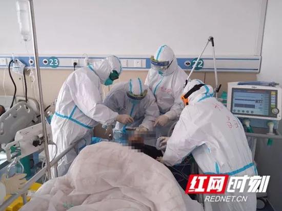 驰援湖北医生姚绍富和战友们在抢救黄岗市重症患者