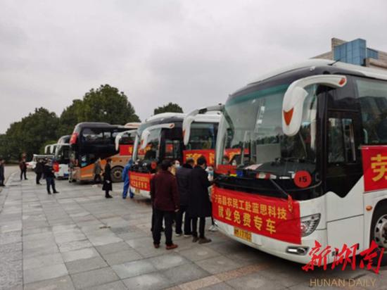 (2月22日,宁远县推荐172名劳动力到蓝思科技上班。通讯员 摄)