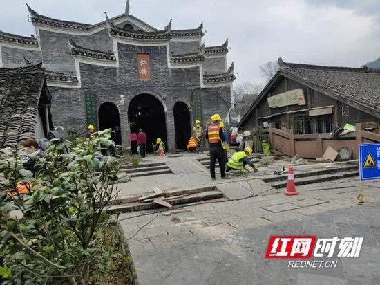 凤凰古城在停业期间对古城虹桥石板路进行维修。