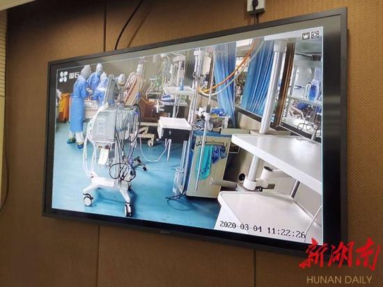 (3月4日,株洲市新冠肺炎定点集中隔离救治医院,全省首位ECMO脱机重症患者邓女士,通过视频连线竖起大拇指,感谢医护人员。通讯员 摄影报道)