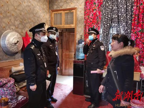 (1月25日,长沙市公安局高新分局雷锋派出所社区民警入户宣传防疫知识。法制周报·新湖南见习记者 杨天朗 通讯员 吴永嘉 摄)