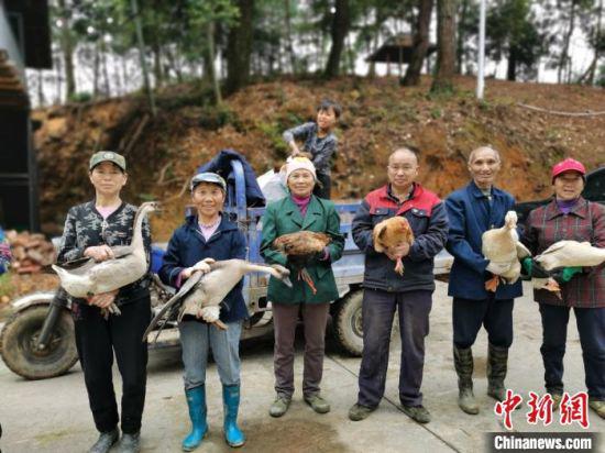 农民展示自己的特色农产品。 双牌县供图 摄