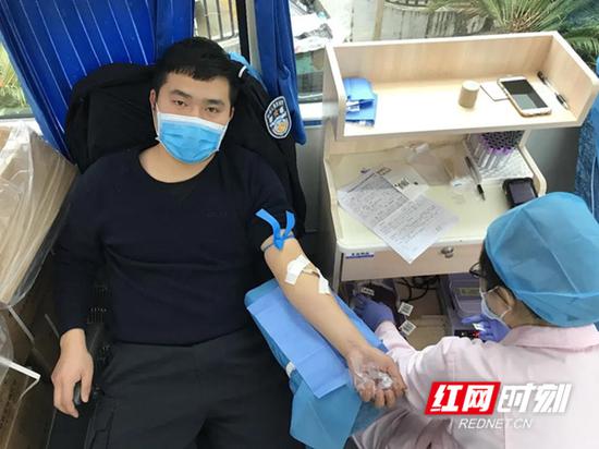 桂东县公安局城关派出所民警丁湘迎正在献血。