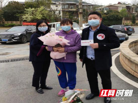 3月19日下午,长沙环境保护职业技术学院志愿者蒋志宏(右一)专程来到湖南中医附一医院孙爽医生的家中,看望慰问她的母亲周秋萍女士(中)。