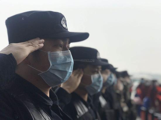 武汉高铁站工作人员为湖南医疗队送行。他们敬礼的手始终没有放下。