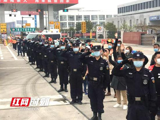 3月22日，湖北人民排着长长的队伍，欢送湖南医疗队队员回家。