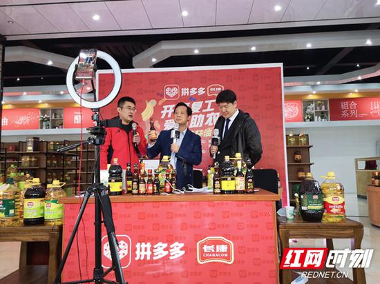 湘阴县委副书记、县长李镇江首次网上“吆喝”卖油，赢得网友点赞。