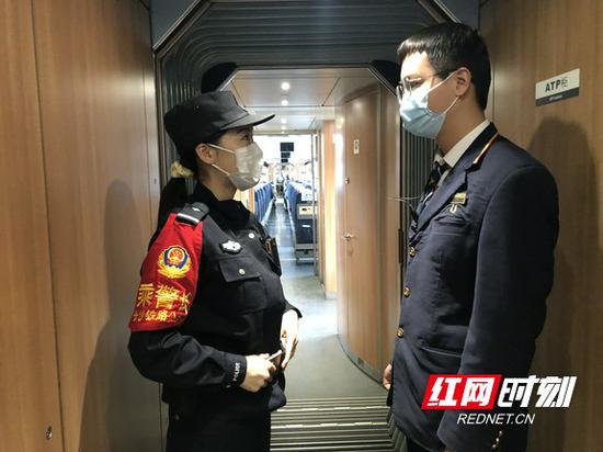 90后女乘警联手乘客擒网逃。