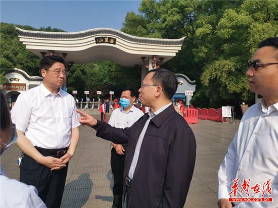5月2日,湖南省文化和旅游厅厅长陈献春(右二)率队到长沙、湘潭督查假日旅游防疫和景区开放管理情况。
