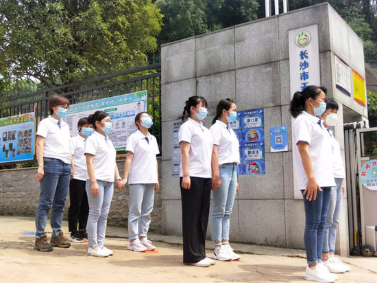 幼儿教师准备开始模拟演练幼儿入园活动。