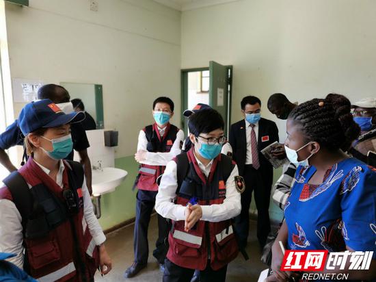 　　中国抗疫医疗专家组与津省市卫生人员交流防疫工作经验