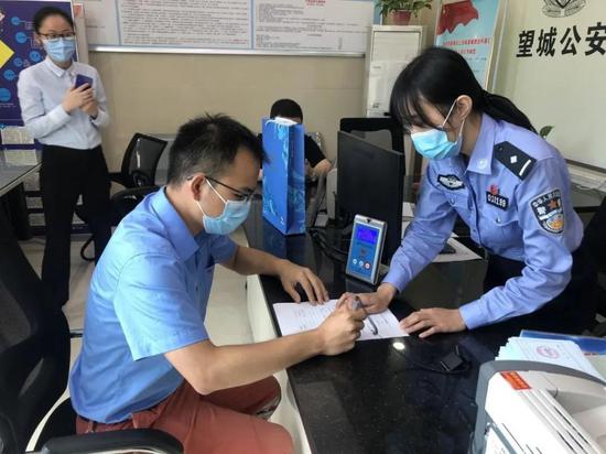 △星城派出所窗口民警办理了望城区第一例商服用地 ( 实际用途为公寓 ) 落户业务。