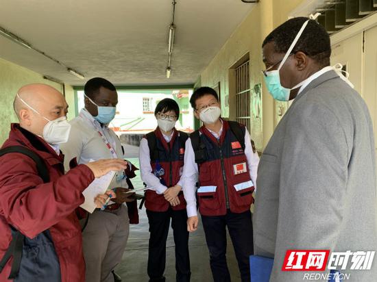 　　专家组参观马龙德拉医院并指导病房改造。