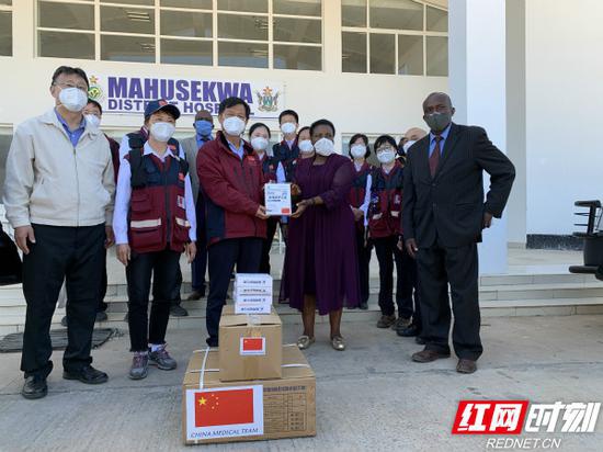 　专家组向津方捐赠一批防疫物资。
