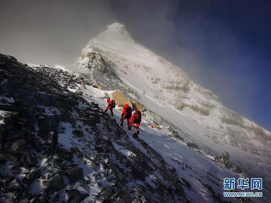 5月27日,2020珠峰高程测量登山队正在向珠峰峰顶挺进。 当日2时10分许,2020珠峰高程测量登山队8名队员陆续从海拔8300米的突击营地出发,向着世界海拔最高的珠峰峰顶挺进。 新华社特约记者 扎西次仁 摄