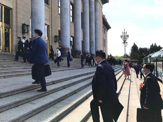 5 月 24 日 ，十三届全国人大三次会议湖南代表团代表走进北京人民大会堂，参加代表团全体会议。摄影 / 柳湘萍