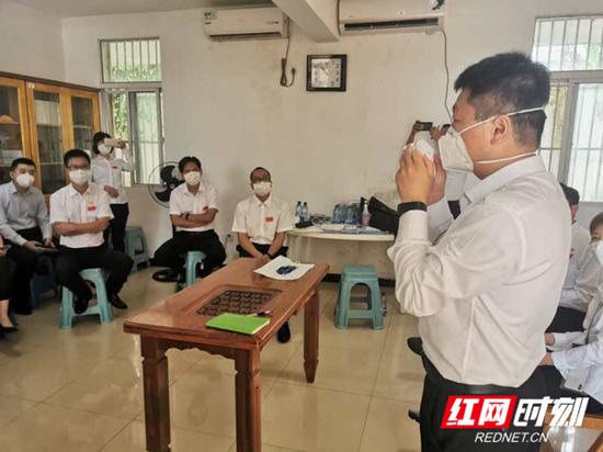 中国(湖南)抗疫医疗专家组李春辉教授就如何正确佩戴口罩、不同工作场所如何做好防护、驻地如何做好防护等方面对中国援助赤道几内亚常驻医疗队队员进行培训。