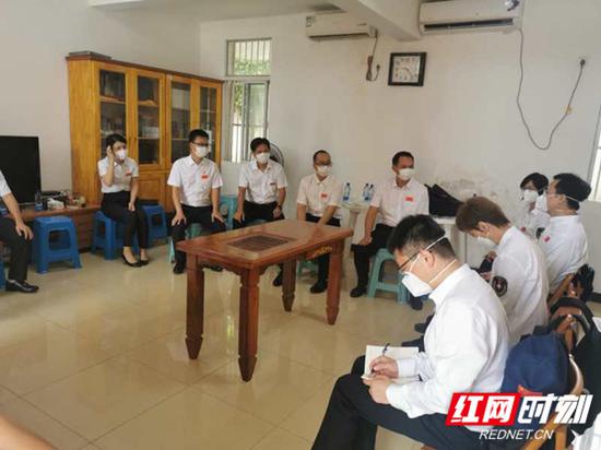 当地时间5月27日上午,中国(湖南)抗疫医疗专家组在中国援助赤道几内亚常驻医疗队驻地交流工作并对医疗队队员进行防护培训。