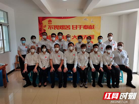 中国(湖南)抗疫医疗专家组的专家与中国援助赤道几内亚常驻医疗队队员合影留念。