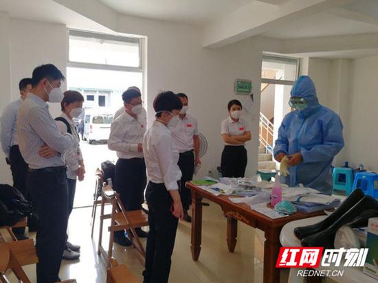 中国援助赤道几内亚常驻医疗队队员练习穿、脱防护服。