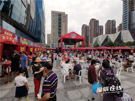 (开福区富兴时代广场的烟火气。开福区文明办 王一聪 供图)