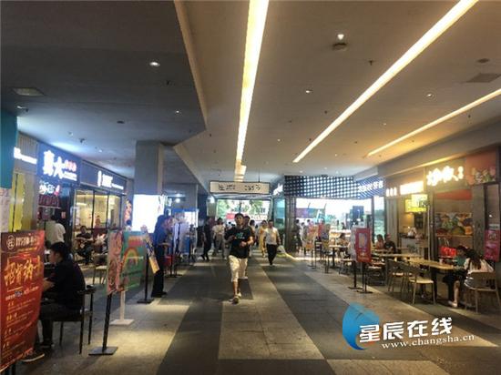 (开福区湘江世纪城的烟火气。戴子迅 供图)