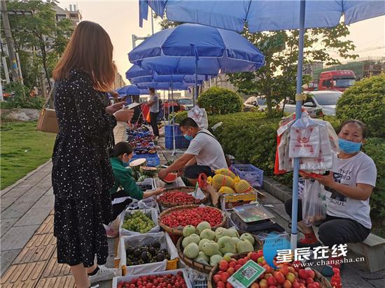 (摊贩在规定区域有序经营。黄雅玲 李帅 供图)