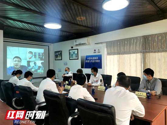 中国抗疫医疗专家组在中国电建集团赤道几内亚代表处实地考察防疫措施，并对员工进行防护知识培训。