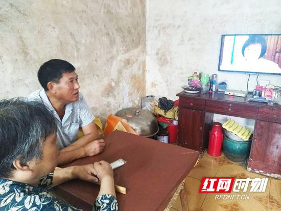　　52岁的徐述平正在给双目失明的妻子杨楚英解说《谁说我结不了婚》电视画面。