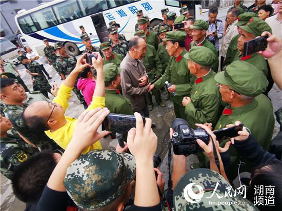 “高山红哨兵”和南山人民在半个世纪后的重逢场景。李芳森 摄水。
