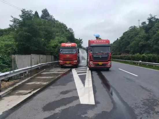 湘西消防大队正在对事故车周围空气进行喷洒稀释。