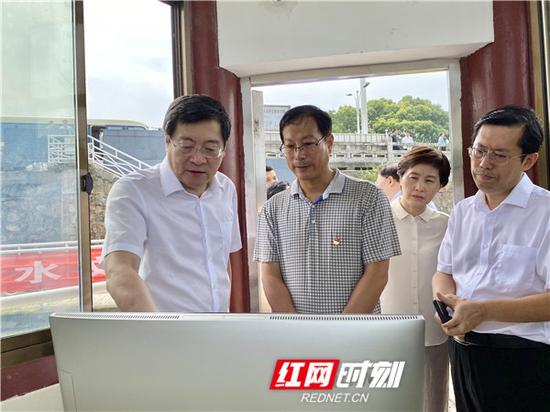 7月14日上午,湖南省委书记杜家毫在城陵矶七里山水文站考察水文情势。