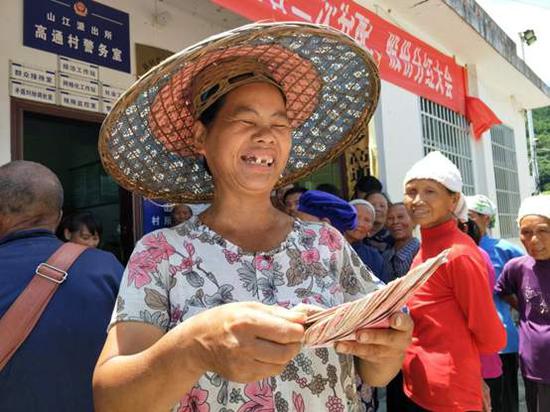 村民分红笑开颜。