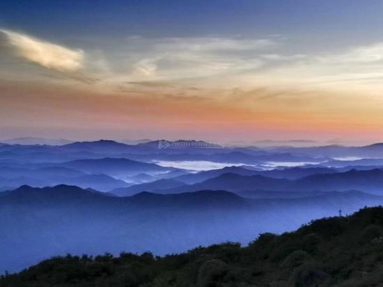 8月2日,大围山之晨,玫瑰色的云彩映衬着如黛远山。图/阿信