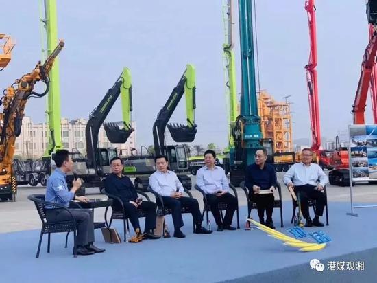 湖南省委常委、长沙市委书记胡衡华（右三）与长沙工程机械四大企业掌门人。