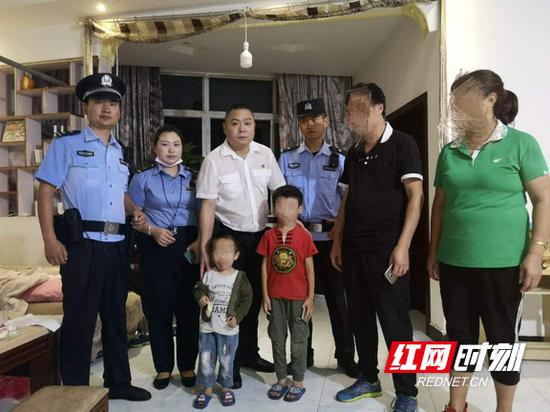 粗心老爸下高铁将两儿子遗忘,铁警助其回家。