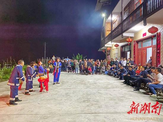 (5月26日,石门县罗坪乡红鱼溪村,村民打起三棒鼓,说唱脱贫致富奔小康的盛世华章。卜云 摄)