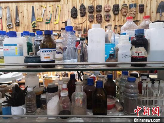用于文物修复的化学试剂等材料。 刘曼 摄
