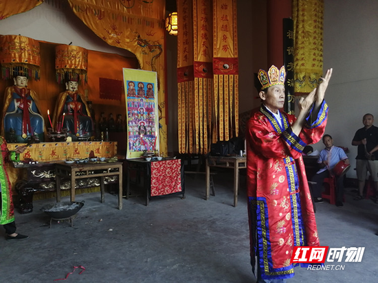 省级非物质文化遗产代表性传承人赵光舜师公在茶坪瑶族村盘王殿祭祖祈愿。