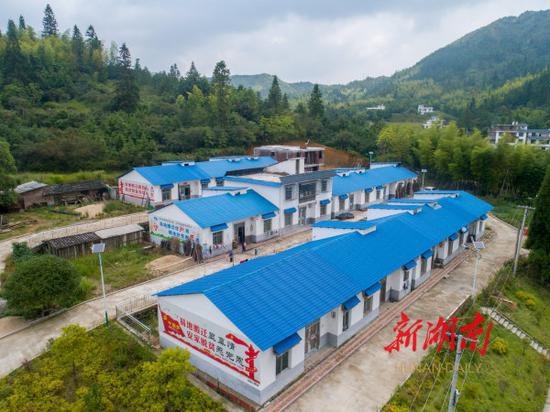 (9月5日,桂东县沤江镇青竹村百公坵异地扶贫搬迁点房屋漂亮整洁,环境宜人。这里一共安置贫困户14户44人。湖南日报·华声在线记者 傅聪 摄)