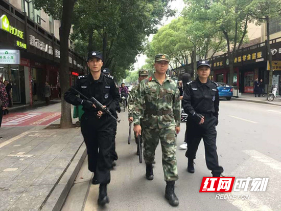 街上联合巡逻。
