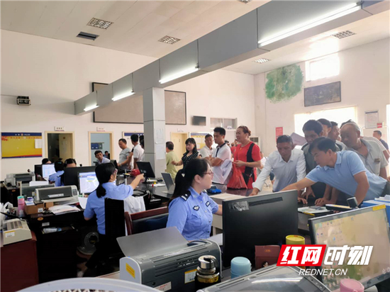 9月12日-13日,安仁县公安局交警大队车辆管理所的大厅里市民都在咨询办理摩托车牌证业务。
